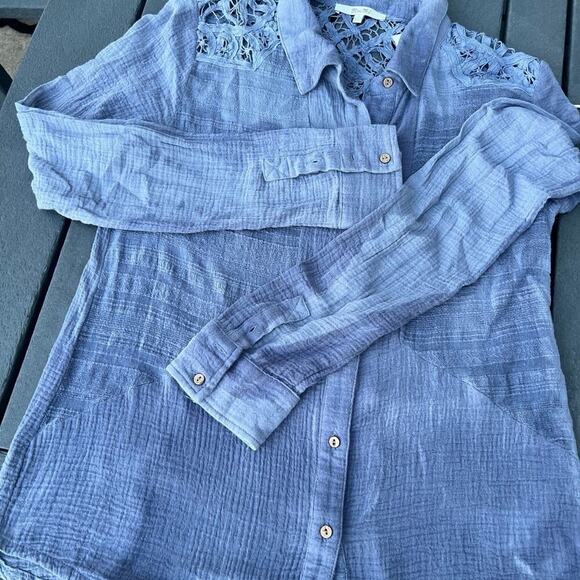 Miss Me, Button down women's size S shirt, blue lace cutwork - Picture 5 of 9